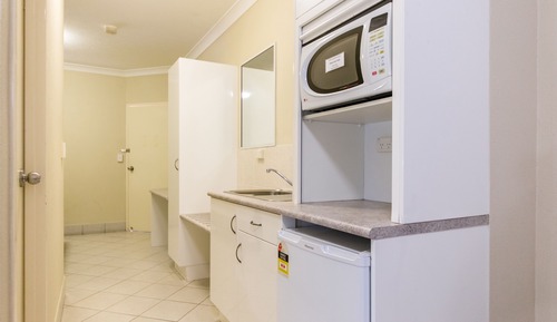 Standard Room, Non Smoking, Kitchenette (Queen & Single)