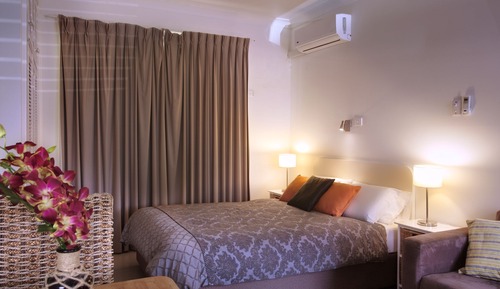 Deluxe Studio, 1 Queen Bed, Kitchen