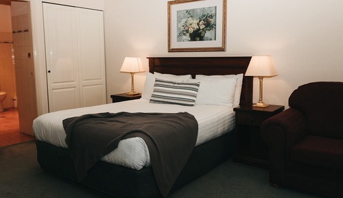 Deluxe Double Room, 1 Queen Bed, Kitchenette, Courtyard Area