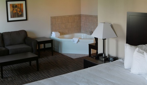 Suite, 1 King Bed with Whirlpool Tub, Non Smoking