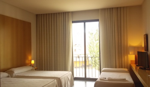 Double Room (with extra bed: 3 adults)