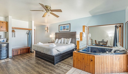 Traditional Room, 1 King Bed, Hot Tub, Lake View
