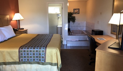 Standard Room, 1 King Bed, Smoking, Jetted Tub