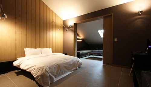 Suite (Check-in 12PM / 4PM on Saturday)