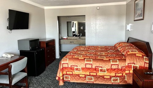 Standard Single Room, 1 King Bed, Smoking