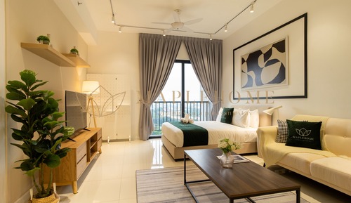 Deluxe Balcony Suite, 1 Queen Bed, With Parking