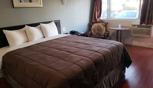 Standard Room, 1 King Bed