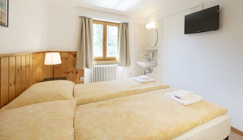 Double-/Twin Room with Shared Bathroom