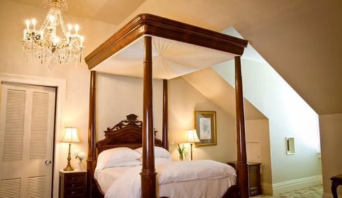 Mansion Queen Room (3rd Floor)