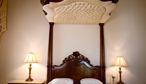 Mansion Queen Room (2nd Floor)