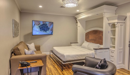 King Suite with Patio (408)