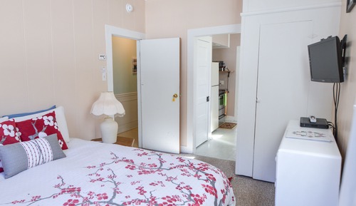 Studio Apartment, 1 Queen Bed - 209 4th Ave