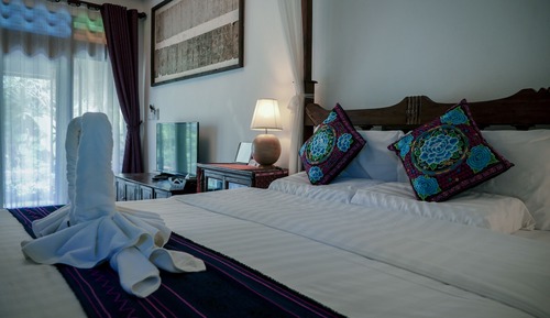 Luxury Double Room, 1 King Bed, Bathtub, Pool View