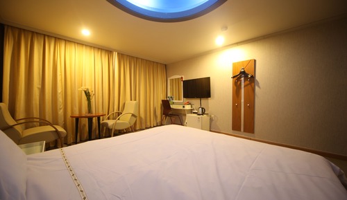 Economy Room, 1 Bedroom, Partial Ocean View, Beachside
