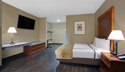 Standard Room, 1 Queen Bed, Non Smoking, Kitchenette