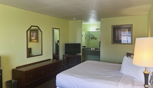 Deluxe Room, 1 King Bed, Smoking, Refrigerator & Microwave