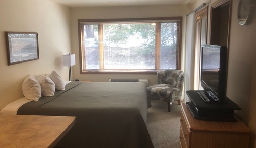 1 Bed: King Studio (Harbor)