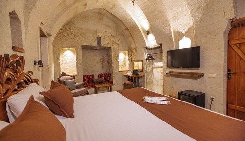 Queen Cave Room