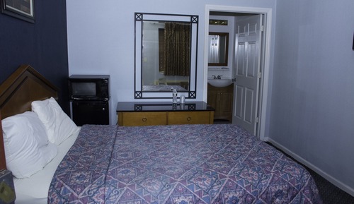 Economy Room, 1 Queen Bed, Smoking