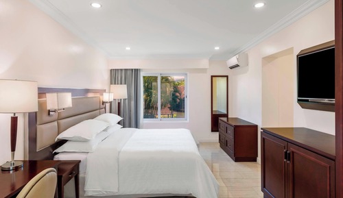 Family Room, 1 King Bed, Non Smoking