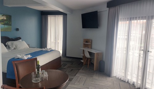 Superior Suite, 1 King Bed, Bathtub