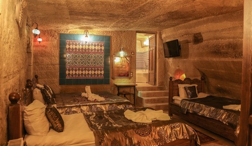 (104) Deluxe Cave Suite