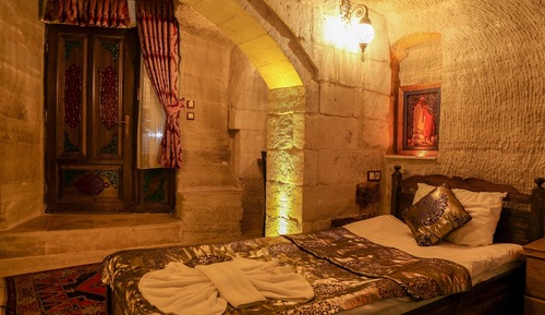 (103) Deluxe Cave Suite