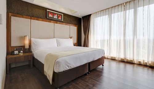 Suite, 1 King Bed, City View (Walk-in Shower)