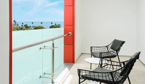 Studio, 2 Queen Beds, Balcony (Hearing Accessible)