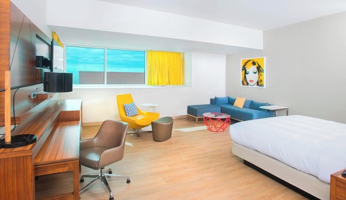 Executive Suite, 1 King Bed, Partial Ocean View, Corner