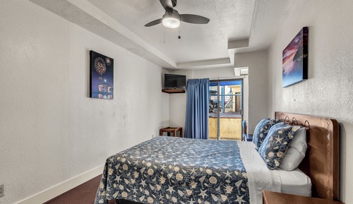 Deluxe Room, 1 Queen Bed, Partial Ocean View