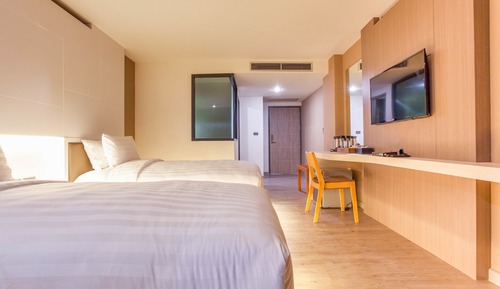 Signature Pool View with Twin Bed