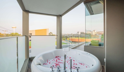 AVANI Deluxe Jacuzzi Room