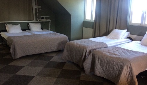 6-Bedroom, Shared Bathroom (Summer)