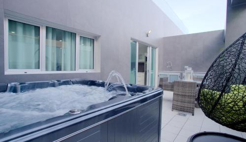 Senior Suite with Terrace and Jacuzzi 