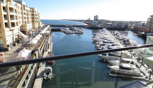 Deluxe Two-Bedroom Apartment with Marina View