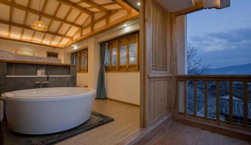 Deluxe King Room with Balcony and View（Tea Tasting, Free Use of Shared Washing machine)