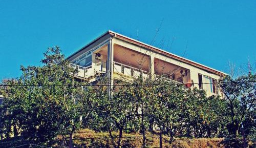 Apartment with Mountain View
