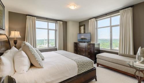 Two-Bedroom Executive Suite with Den - Non-Smoking