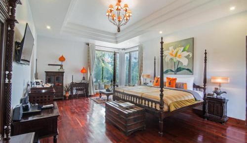 Colonial Suite with Outdoor Jacuzzi