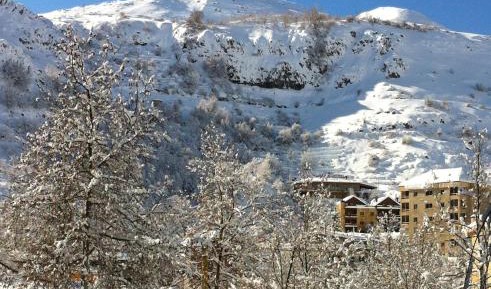Apartment with Mountain View