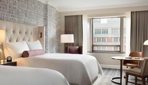 Fairmont Gold with Two Queen Beds and Tub - Hearing / Mobility Access