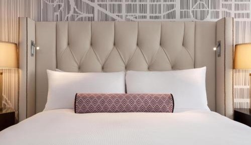One-Bedroom Ambassador King Suite 
