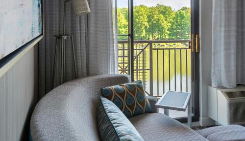 King Room with Sofa Bed, Balcony and Lake View - Hearing Accessible