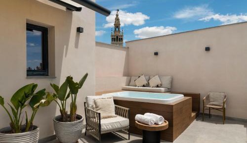 Penthouse with jacuzzi on private terrace with city views