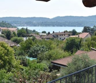 One-Bedroom Apartment with Lake View