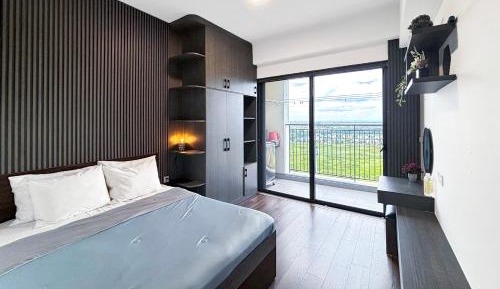 Three-Bedroom Apartment with Balcony