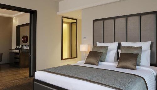 Deluxe Suite with happy hour from 6pm to 8pm at the Bar, 20% discount on food and beverages, 30 min signature spa massage