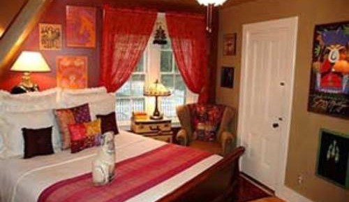 Queen Bed - Hippie Room