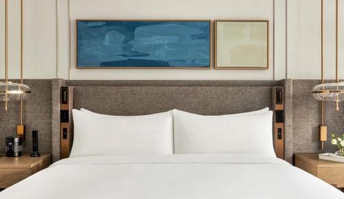 Junior King Suite with Lake View